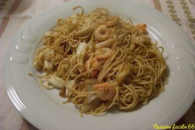 http://www.cuisinefacile66.fr/photos_culinaires/Plats400_300/nouilles_chinoises_calamars_crevettes.jpg