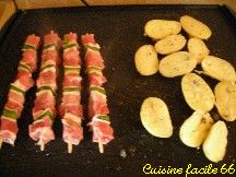 Brochettes de gigot dagneau  la plancha, pommes de terre et poivrons