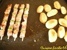 Brochettes de gigot dagneau  la plancha, pommes de terre et poivrons