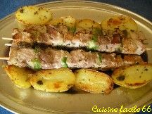 Brochettes de gigot dagneau  la plancha, pommes de terre et poivrons