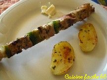 Brochettes de gigot dagneau  la plancha, pommes de terre et poivrons