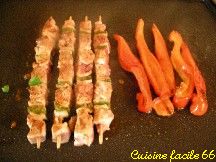 Brochettes de gigot dagneau  la plancha, pommes de terre et poivrons