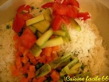 Salade de riz aux carottes, petits pois, courgette, maïs, tomate, moules et crevettes
