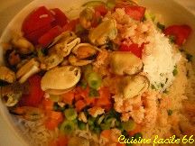 Salade de riz aux carottes, petits pois, courgette, mas, tomate, moules et crevettes