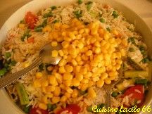 Salade de riz aux carottes, petits pois, courgette, maïs, tomate, moules et crevettes