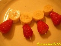 Mini brochettes banane, fraises au caramel de muscat et vanille