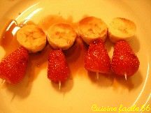 Mini brochettes banane, fraises au caramel de muscat et vanille