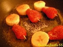 Mini brochettes banane, fraises au caramel de muscat et vanille