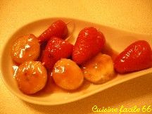 Mini brochettes banane, fraises au caramel de muscat et vanille