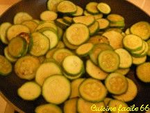 Courgettes dcoupes en rondelles dores  la pole