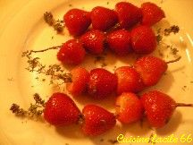 Brochettes de fraises au thym, miel et vinaigre balsamique  la plancha