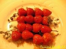 Brochettes de fraises au thym, miel et vinaigre balsamique  la plancha