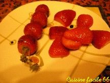 Brochettes de fraises au thym, miel et vinaigre balsamique à la plancha
