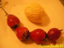 Brochettes de fraises au thym, miel et vinaigre balsamique  la plancha