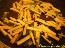 Nouilles asiatiques sauts aux courgettes