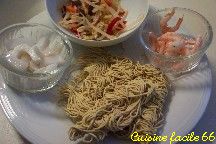 Nouilles chinoises sauts aux calamars, crevettes et petits lgumes