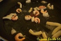 Nouilles chinoises sautés aux calamars, crevettes et petits légumes