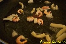 Nouilles chinoises sauts aux calamars, crevettes et petits lgumes