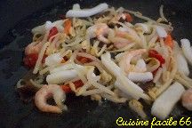 Nouilles chinoises sauts aux calamars, crevettes et petits lgumes