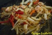 Nouilles chinoises sautés aux calamars, crevettes et petits légumes