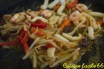 Nouilles chinoises sauts aux calamars, crevettes et petits lgumes