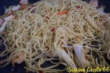 Nouilles chinoises sauts aux calamars, crevettes et petits lgumes