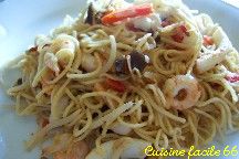 Nouilles chinoises sauts aux calamars, crevettes et petits lgumes