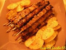 Brochettes de porc au miel et pommes de terre au basilic  la plancha