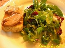 Foie de morue sur tartine grillée et sa salade de mesclun