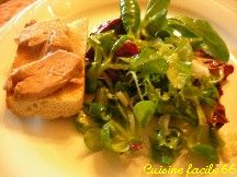 Foie de morue sur tartine grille et sa salade de mesclun