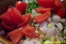 Salade de riz au thon, tomates, poivrons, petits pois et oignons nouveaux