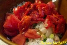 Salade de riz au thon, tomates, poivrons, petits pois et oignons nouveaux