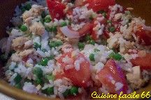 Salade de riz au thon, tomates, poivrons, petits pois et oignons nouveaux