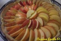 Tarte aux pommes sur lit de compote au gingembre et à la cannelle