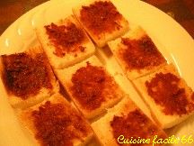 Tartines jambon, tomate confite, fromage frais de brebis