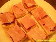 Tartines jambon, tomate confite, fromage frais de brebis