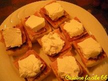 Tartines jambon, tomate confite, fromage frais de brebis