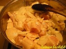 Sauté de poulet à la tomate et oignon accompagné de Quinoa