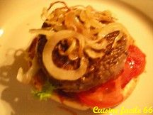Hamburger, bœuf, oignons grillés, tomates, salade, fromage