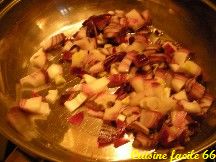 Choux chinois braisé aux lardons et oignon rouge
