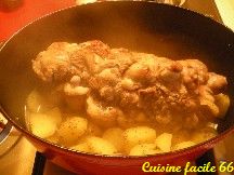 Épaule d'agneau roulée en cocotte aux pommes de terre