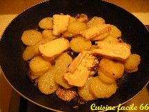Pommes de terre « rate » poêlées aux échalotes et Reblochon