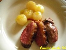 Magret de canard gras aux navets glacés au miel de romarin et jus d'orange