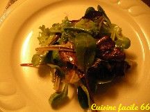 Cou de canard farci ; salade de jeunes pousses (épinard, mâche, roquette)