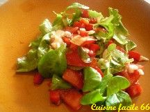 Salade de tomate, mâche et oignon nouveaux au vinaigre de Xérès