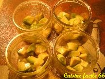 Verrine de guacamole, salade de tomate et crevettes en verrine