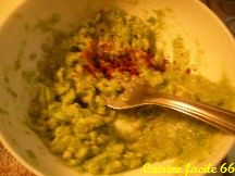 Verrine de guacamole, salade de tomate et crevettes en verrine