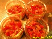 Verrine de guacamole, salade de tomate et crevettes en verrine