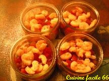 Verrine de guacamole, salade de tomate et crevettes en verrine