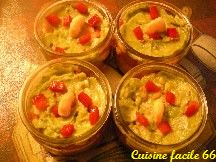 Verrine de guacamole, salade de tomate et crevettes en verrine